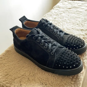 Christian Louboutin skor - Använda men i bra skick. Ingen låda eftersom de är köpta secondhand. Kan skicka fler bilder om det begärs 