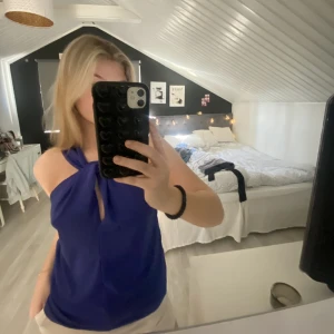 Topp - Jättesnygg topp som är perfekt till fest!!🤠Aldrig använd och prislappen sitter kvar!💌