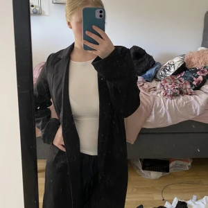 Kappa - Jag är va 155 så därför är den ganska lång på mig. Ganska tunn så passar perfekt till våren 