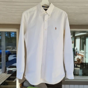 Ralph Lauren Skjorta - Säljer nu min tvärfeta ralph lauren skjorta. Tröjan är nystrykt på bilden vilket får den att se större ut än vad den normaltvis är. Den sitter riktigt bra på mig som är 188. Nypris ligger på runt 1500kr. Sparsamt använd sen i januari.