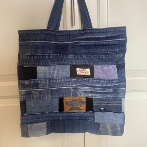 Demin väska  - Handgjord utav olika jeans och även vintage märkesjeans. Bra gjord och noggrant. 