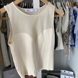 Topp  - Säljer denna jätte fina toppen från zara säljs inte längre! ❤️