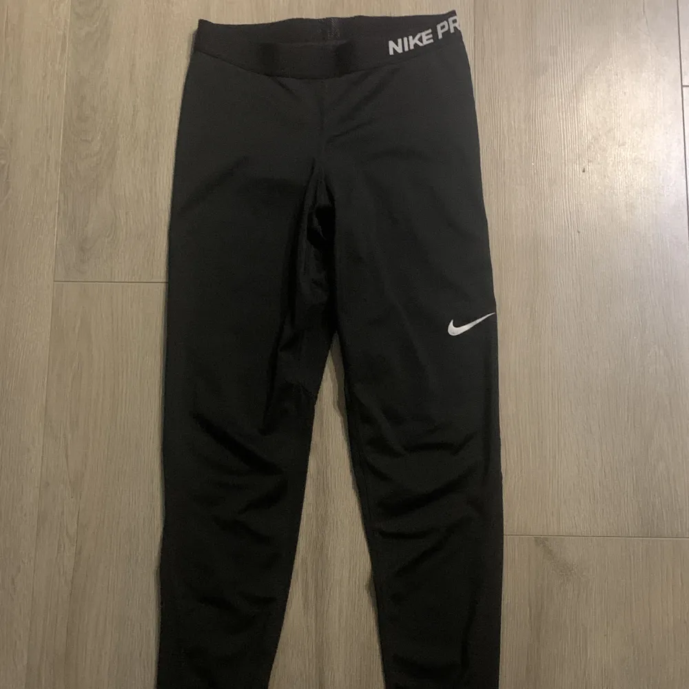 Fina Nike leggings, loggan har spruckit på dem (se bild 2). Jeans & Byxor.