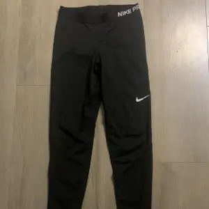 Fina Nike leggings, loggan har spruckit på dem (se bild 2)