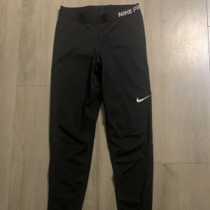 Nike leggings - Fina Nike leggings, loggan har spruckit på dem (se bild 2)