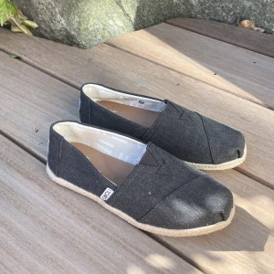 Toms slip-in sandaler m - Ett par sandaler från Toms i helt nyskick. Jättefina och sköna!