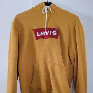 Hoodie - Storlek: Small Skick: nyskick/ använt skick Nypris ≈ 700  Inget defekt med tröjan.