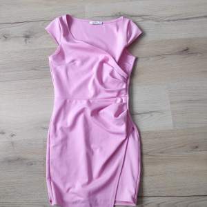 Superfin rosa och kroppstät klänning som är köpt second hand men säljer då jag inte fått användning av den!❤️ Bara att skriva för fler bilder eller om du undrar över något☺️