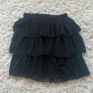 Volangkjol - Volangkjol som aldirg används längre. Köptes för ca 500kr på Raglady och är väldigt sparsamt använd. Storlek S/M men den passar allt från  XS-M. Köparen står för frakt