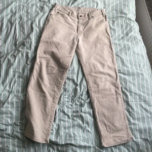 Beige carpenter dickies - Gamla dickies, väl använda, blekta i färg, sömmarna delade längst ned, se bild, symmetriskt
