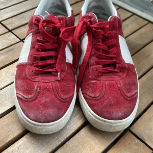 Valentino Flycrew - Två spikar har gått av så därför ja säljer de billigt. Bra skick. Storlek 44