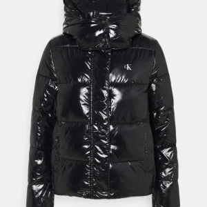 CK - High Shine Pufferjacket  - Vinterjacka från CK i väldigt fint skick (använd fåtal gånger). Nypris är 2195kr, och jackan är i storlek XS. Finns självklart bilder på jackan om så önskas!🫶🏽