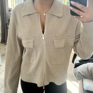 Beige kofta S/M - Superfin kofta som kan användas som jacka. Strl S/M.  Den är lite nopprig men det går att få bort med en ullkamm , sedan är dragkedjan lite rostig, därav lågt pris.