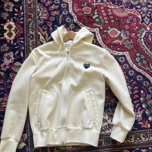 CDG hoodie - Hej Säljer min CDG-hoodie då den är för liten för mig  Storlek:Small Cond:6-7/10 Pris:600 Köparen står för frakt, kan mötas upp i Kalmar