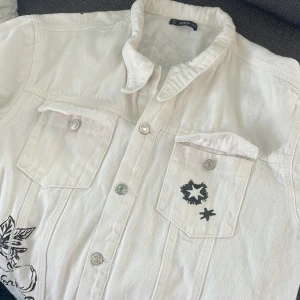 Denim Jacka - Vit jeansjacka perfekt för vår men också sommar! Jag vill sälja denna jeansjacka eftersom den inte kommer till anvädning längre. Priseat kan diskuteras 