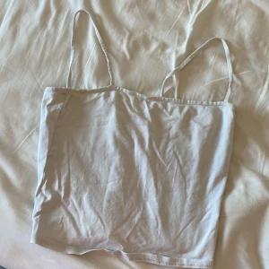 Vit linne  - Stretchig, ca 3 år gammal och inga fläckar eller hål men bandet har gått upp (se bild) 