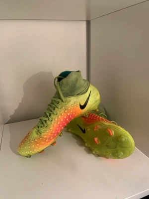 Nike Magista Obra II Fg - 40,5 EU - Nike Magista Obra 2 i storlek 40,5 EU. De är i bra skick. Använda ett fåtal gånger. Kontakta oss här, via mejl eller Instagram om ni är intresserade. Mvh Rshoes