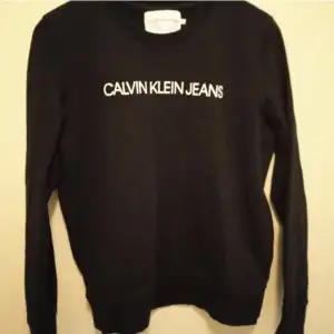 Svart Calvin Klein sweatshirt. Använd max 3 gånger så fortfarande i nyskick. 