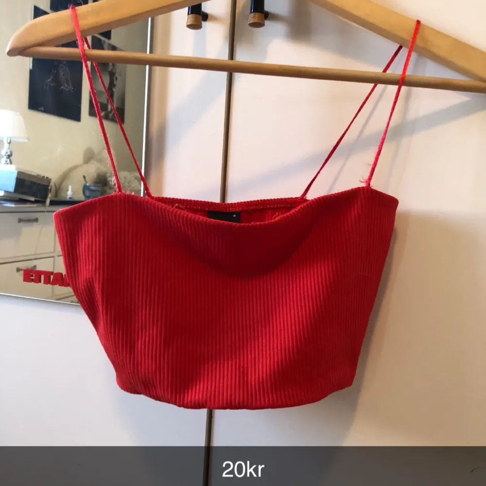 Rött linne från Bikbok storlek S. Toppar.