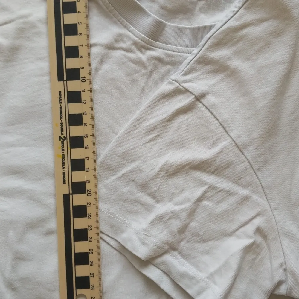 Ljus blå crop top. Vit/ljusblå/grå. Oanvänd utan tagg. Längd: 36cm. Finns också i ljus brun. T-shirts.