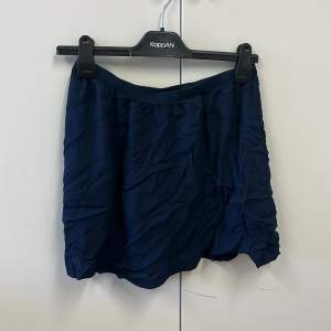 Jättefin marinblå kjol från lindex storlek S! Använd fåtal gånger därav bra skick!💙