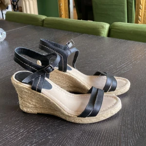 KILKLACKAR - Säljer dessa supersnygga kilklackar från Filippa K, mycket sparsamt använda! Storlek 38! Perfekta till sommaren!!