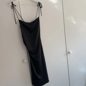 Klänning  - Säljer min nakd x Hanna schönberg klänning i storlek 38. ryggen går att knyta lite hur man vill. Oanvänd