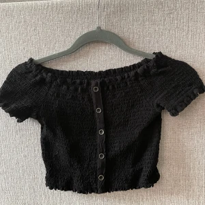 Svart topp - Svart magtröja från new look i strl 38. Off shoulder