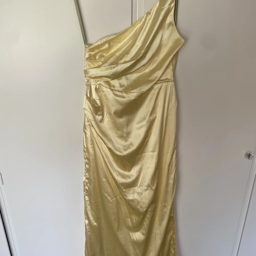Superfin balklänning köpt från Nicole Falcianis kollektion ihop med bubbleroom. Köpt förra året och endast använd en gång💕. Klänningar.