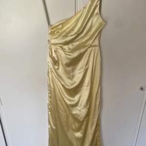 Superfin balklänning köpt från Nicole Falcianis kollektion ihop med bubbleroom. Köpt förra året och endast använd en gång💕