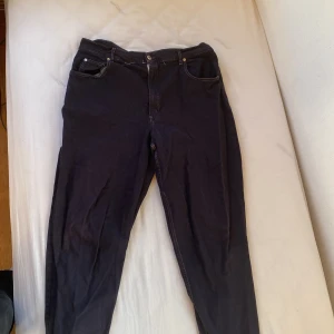 Byxor - Svarta byxor med vita sömmar. Loose fit