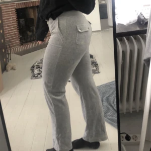 Juicy couture byxor  - INTRESSEKOLL. Grå juicy couture byxor i storlek L. I bra skick, inte använt de mycket men de har blivit något sträva i materialet i tvätten. Nypris 1200 kr 