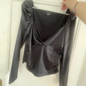 Partyblus - Blus med puffärmar samt knyt framtill vid byst. 