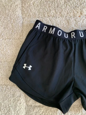 Under Armour - Nyskick träningsshorts. Använda en gång.