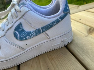 Nike air force  - Säljer mina nike air force 1 low 07 essential "white worn blue paisley" med ordinarie pris på 2499 kr. Jag har inte använt skorna mycket och de är i bra skick. Storlek 39! Jag kan diskutera priset. 