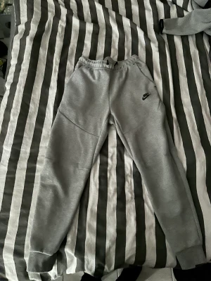 Nike tech fleece - Stolek S på Båda delarna Bra skicka ena som e lite skadat snöre inga andra flaws Bjuder på frakt vid snabb affär 
