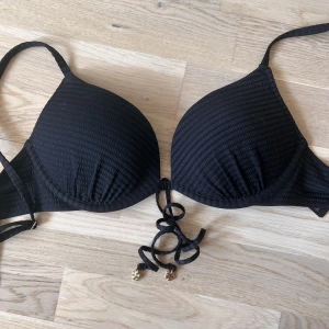 Bikini  - Bikini top from h&m barely used! 