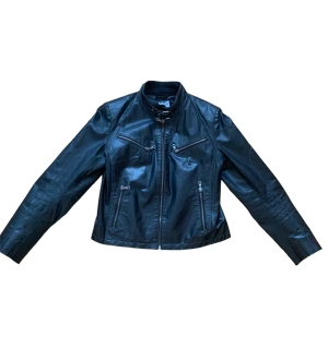 Bikerjacka - Svart bikerjacka i läderimitation! Storlek 42 på lappen men passar som en s🌟köpt secondhand men i toppenskick!!<3