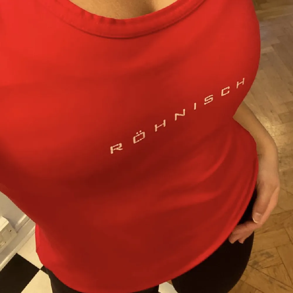 Rött träningslinne från Röhnisch strl 34-36/S. Fint skick o så skönt material att träna i, texten på bröstet har lite sprickor men det är inget som syns om man inte tittar noga. 🥰. Hoodies.