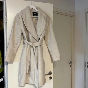 Kappa från bikbok, strl S - Säljer pga för liten storlek, har endast använts vid ett tillfälle. Kan mötas upp alternativt frakta. Kontakta vid frågor eller intresse!