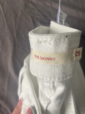 Levis Skinny jeans - Levis Skinny Jeans i storlek 25. Aldrig använda endast legat i en påse i gaderobben. 