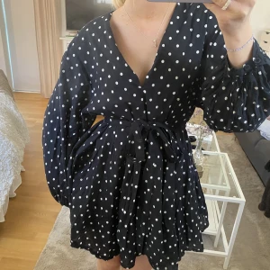 Prickig klänning från hm - Prickig klänning från hm med volang, storlek XS 😚🙌 Perfekt nu att ha på sig på andras studentmottagning