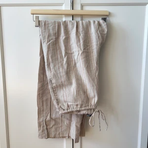 Linnebyxor - Supersnygga och sköna linnebyxor i storlek 38, tack vare snörning och resor i midjan passar den nog även större och mindre storlekar också. Säljer då jag har andra jag använder mer. Skicka ett meddelande vid frågor😊