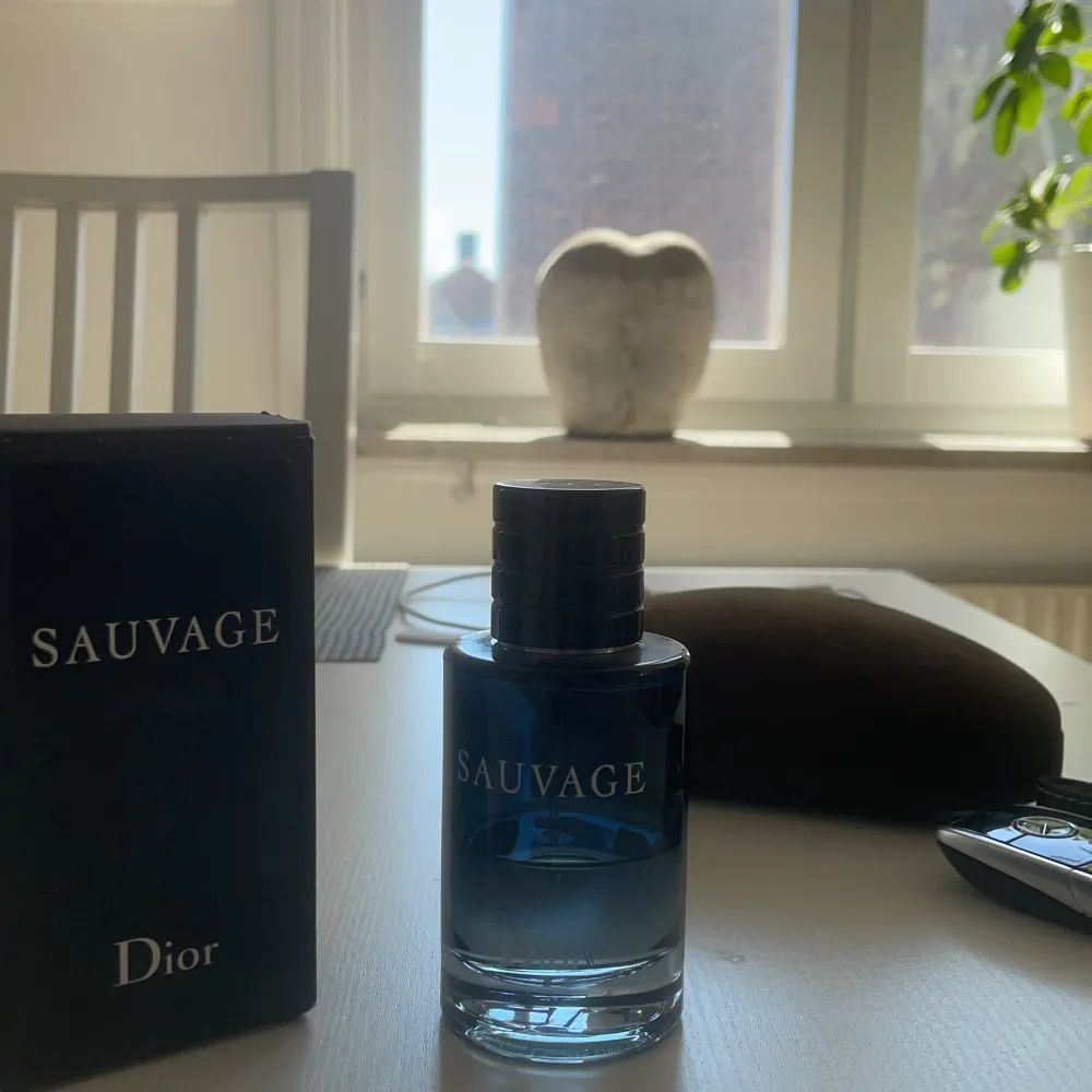 Dior Sauvage parfym, edt 60ml Dock är de 30ml kvar. Nypris 920:- Kika gärna igenom mina andra annonser också ☺️  Ha det!. Övrigt.
