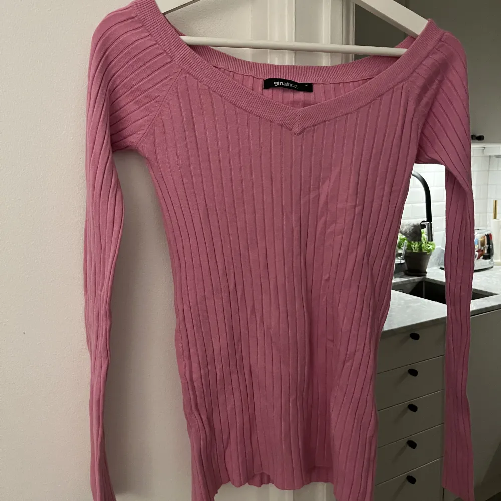 Ribbad tröja från Ginatricot i en rosa färg. Använd 1 gång. . Tröjor & Koftor.
