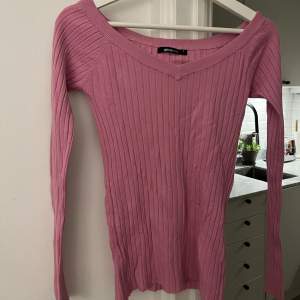 Ribbad tröja från Ginatricot i en rosa färg. Använd 1 gång. 