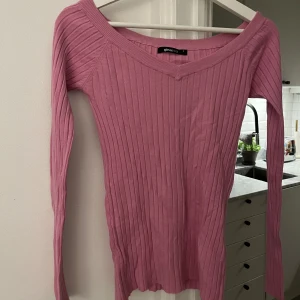 Ribbad tröja från Ginatricot - Ribbad tröja från Ginatricot i en rosa färg. Använd 1 gång. 