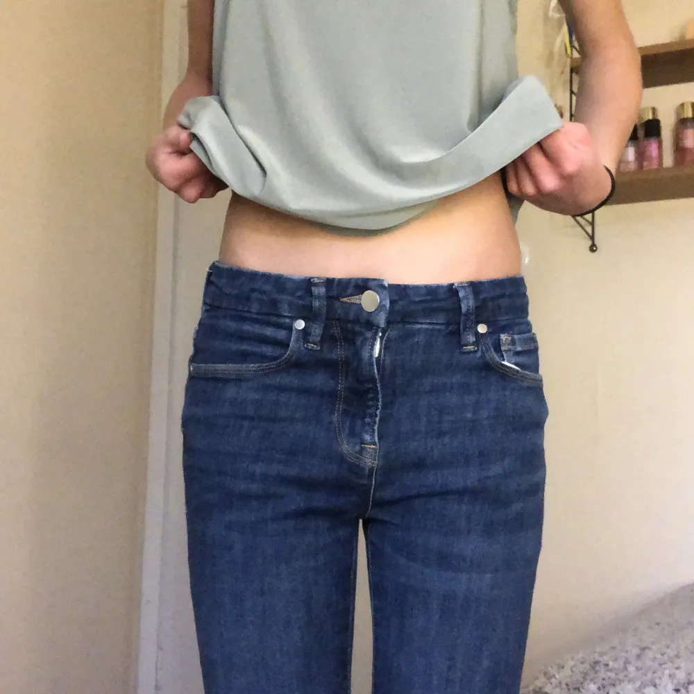 Ett par zara mid waist jeans som inte kommer till användning på grund av att jag har många andra jeans! Inga defekter alls ser helt nya ut! Skriv om ni har andra frågor ! ❤️❤️. Jeans & Byxor.