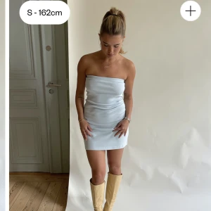 Djerf Avenue klänning  - Använd 1 gång. Precis som ny. Passar small - large då man kan vika upp utan problem. Drömmig sommarklänning! Originalpris 899