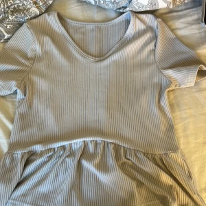 blus - säljer denna blus ifrån shein, den har inga lappar men passar en xxs,xs, kanske till och med en S. Väldigt bra skick då den är oandvänd 